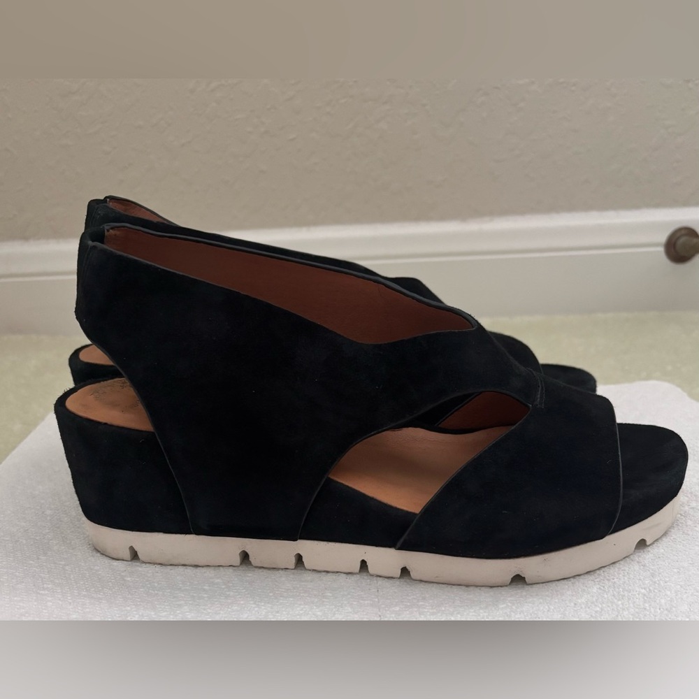 Gentle Soul by Kenneth Cole Size 6